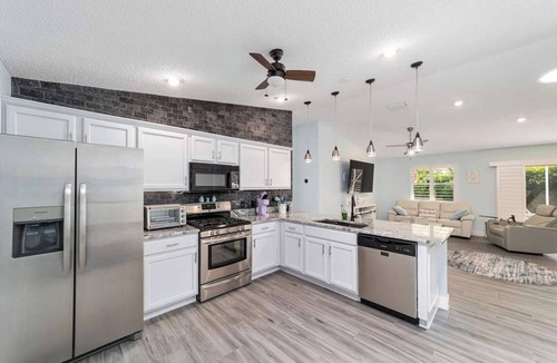 Belvedere House | Charming 2-bedroom house with AC, WiFi located in The Villages near Lake Sumter