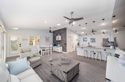 Belvedere House | Charming 2-bedroom house with AC, WiFi located in The Villages near Lake Sumter