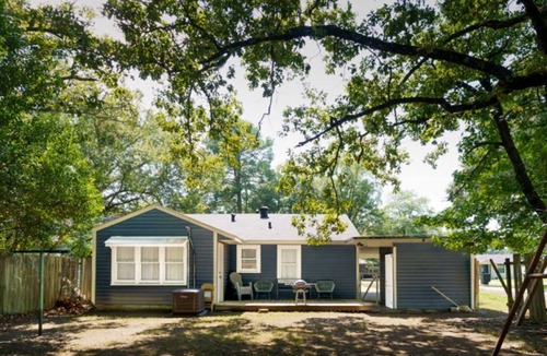 West Monroe Cottage | Charming 2-bedroom cottage in nice West Monroe with WiFi, AC