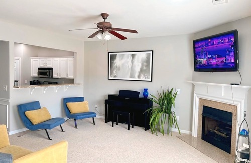 Town Center House | Charming 2-Master Bedroom Townhome with Piano & Free Parking, 5mins to Downtown!