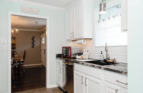 Smith Mountain Estates House | Charming 3 BD Waterfront Cottage Dock,Kayaks,Firepit,Outdoor Bar,Screened Porch