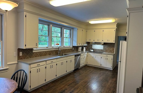 Summit House | Charming 3-bedroom 4 bathroom house in town, safe, close to everything!