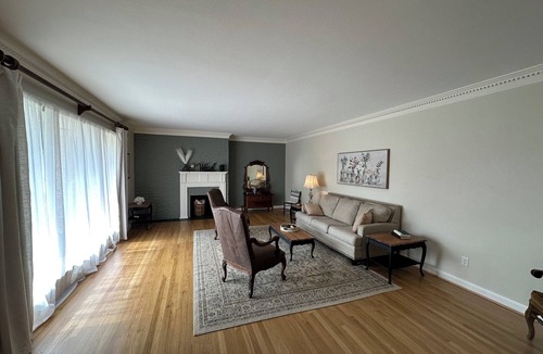 Summit House | Charming 3-bedroom 4 bathroom house in town, safe, close to everything!
