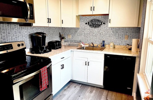 Baker Other | Charming 3-bedroom Farmhouse in Baker