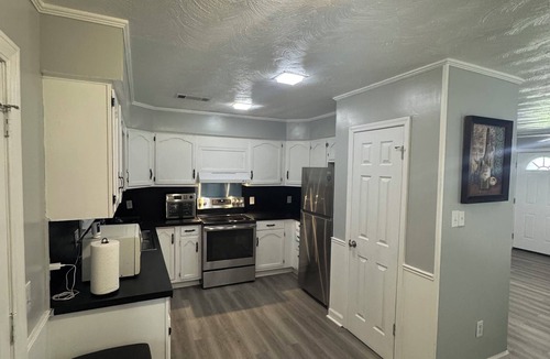 Hollandale House | Charming 3-bedroom house with WiFi and AC in Hollandale