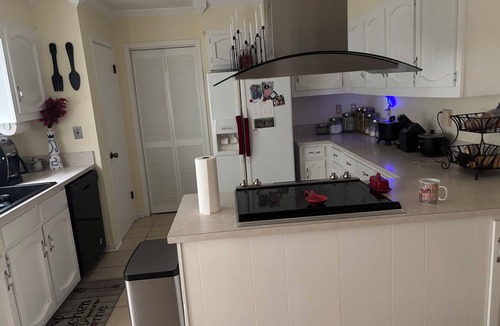 Saint Elmo House | Charming 3-bedroom house with AC, WiFi Mobile