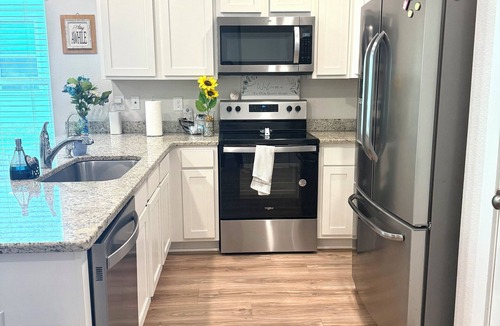 Pine Forest House | Charming 3-bedroom townhome with WiFi and AC near I-10