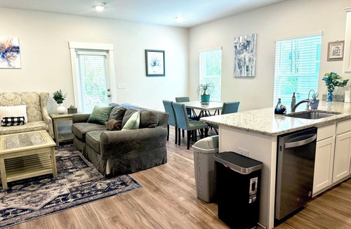 Pine Forest House | Charming 3-bedroom townhome with WiFi and AC near I-10