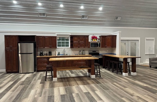 Elberta House | Charming 4-bedroom barndominum in Elberta with AC, WiFi, 5 miles from boat ramp