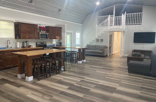 Elberta House | Charming 4-bedroom barndominum in Elberta with AC, WiFi, 5 miles from boat ramp