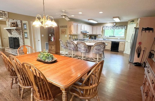 Crane Hill House | Charming 4-bedroom house in the heart of Smith Lake in Crane Hill