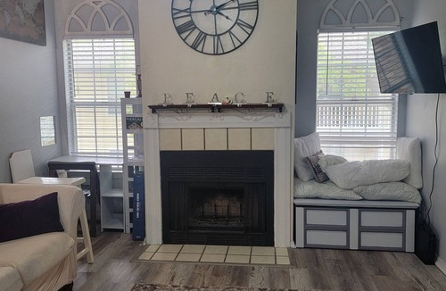 Ferry Pass Condo | Charming Artist's nook - 1-bed condo with WiFi, AC. Close to beach and shopping