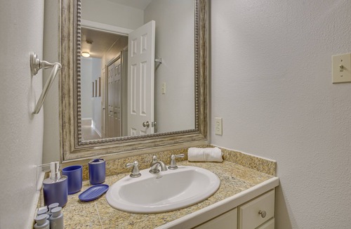 Mid City South Condo | Charming Baton Rouge Retreat w/ Community Pool!