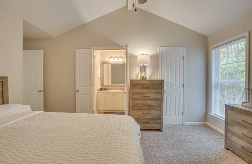Mid City South Condo | Charming Baton Rouge Retreat w/ Community Pool!
