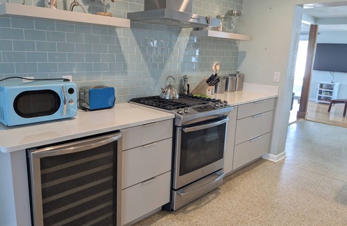 Roberta Heights In Oakdale Park House | Charming beach house in Ormond By The Sea. Third house from the beach. 2B/2B