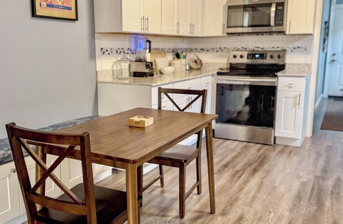 Florida Area House | Charming Blue Retreat with gym, EV, king bed