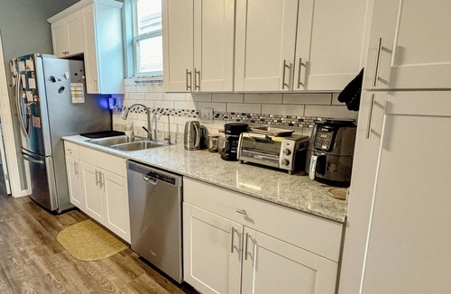 Florida Area House | Charming Blue Retreat with gym, EV, king bed