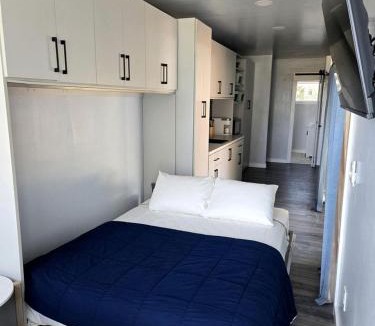 Sardis House | Charming Container Home with Hot Tub near Sardis Lake, Perfect for a Romantic Glamping Getaway