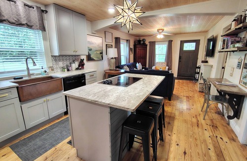 Steele Cottage | Charming cottage Pet Friendly 1 BR Tranquil Steele Wifi