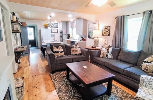 Steele Cottage | Charming cottage Pet Friendly 1 BR Tranquil Steele Wifi
