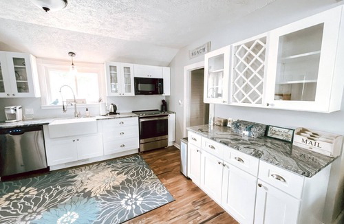Elk Rapids House | Charming Family Cottage- downtown Elk Rapids, 2-blocks to town