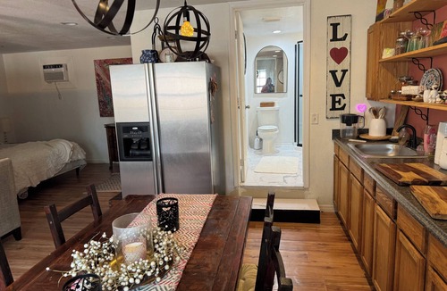 Palatka Cottage | Charming furnished artist country cottage with WiFi and AC in Palatka.