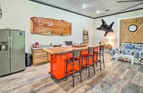 Centre Apartment | Charming Home w/ Patio ~ 9 Mi to Cave Spring!