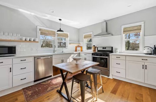 Three Oaks House | Charming Home with Hot tub & walk to town!