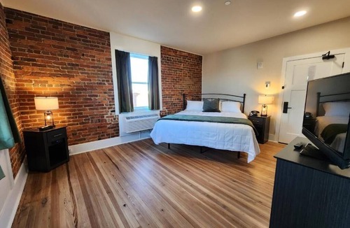 Griffin Hotel | Charming Hotel in Downtown Griffin! Walking Distance to Many Restaurants!