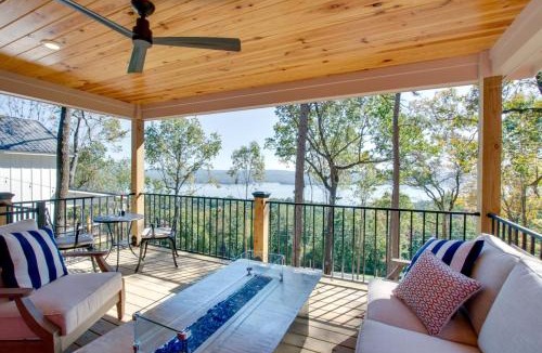 Groveoak House | Charming Lake Cabin Retreat with Deck and Hot-Tub in Alabama