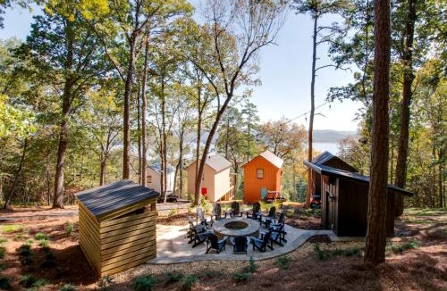 Groveoak House | Charming Lake Cabin Retreat with Deck and Hot-Tub in Alabama