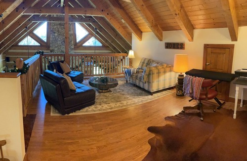 Paisley Cabin | Charming Lake Front Cabin