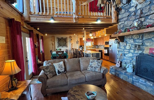 Quitman Cabin | Charming Lakehouse overlooking Greers Ferry Lake