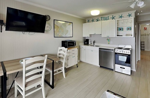 Tybee Island Condo | Charming, oceanfront condo w. resort amenities.