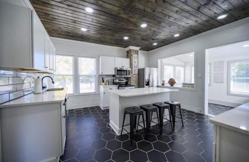 Winchester House | Charming Retreat 5 Min to Tims Ford Lake Sleeps 8