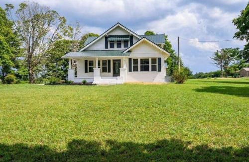 Winchester House | Charming Retreat 5 Min to Tims Ford Lake Sleeps 8