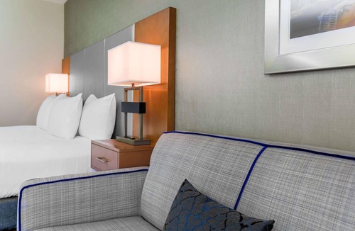 East Point Hotel | Charming Room Near GICC -1.1mi | Pets Allowed, Free Airport Shuttle, Pool
