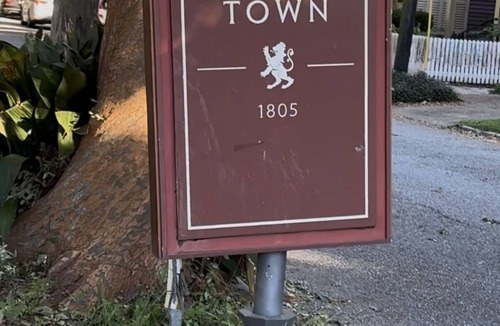 Baton Rouge Condo | Charming Spanish Town Chalet centrally located for Baton Rouge food and fun