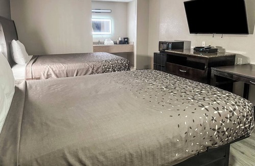 Guntersville Hotel | Charming Stay Perfect for Families Exploring Guntersville Outdoors - 3 Units!