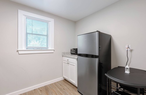 Washington Square Apartment | Charming studio in delightful Midtown Mobile with AC