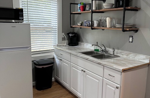 Commerce Apartment | Charming studio with WiFi and AC in terrific Downtown Commerce!