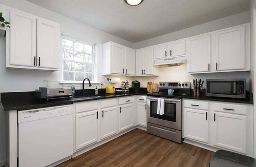 Cartersville House | Charming Townhome with Two King Beds & Sep Bath