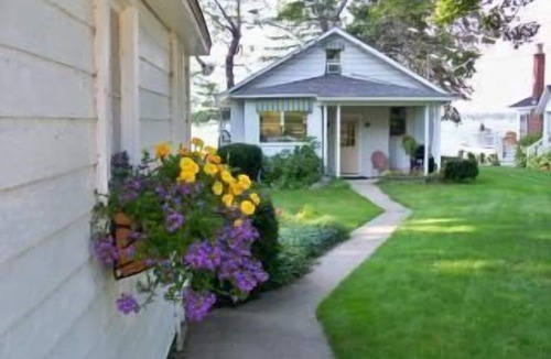 Macatawa House | Charming waterfront cottage right on Lake Macatawa