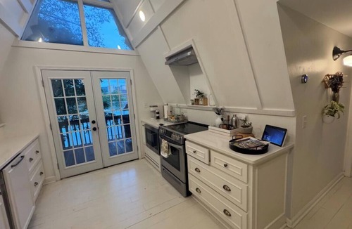 Fackler House | Charming waterfront lake house located on Lake Guntersville in Hollywood, AL