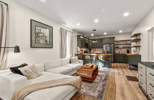 Northport House | Chateau Northport 2.5 Miles from UA