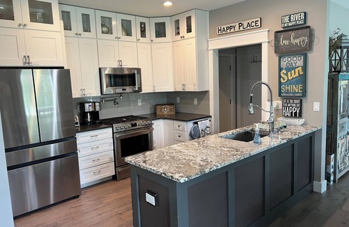 Cheboygan House | Cheboygan Michigan Escape – River Views & Adventure Nearby.