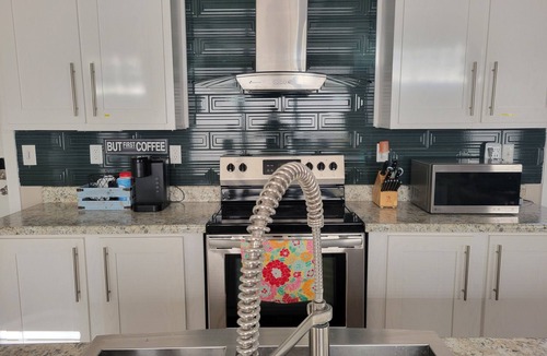 Elberta House | Cheerful 2 bedroom home on Miflin Creek