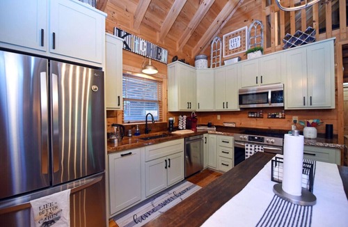 Cherry Log Cabin | Cherry Log Cabin | Adults-Only Luxury Mountain Retreat Gourmet Kitchen Firepits