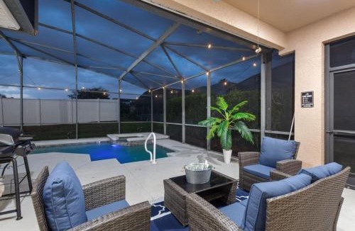 Haines City House | Chic 4BR,Heated Pool,Jacuzzi & Dining Oasis near Disney & Legoland
