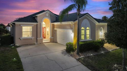 Haines City House | Chic 4BR,Heated Pool,Jacuzzi & Dining Oasis near Disney & Legoland